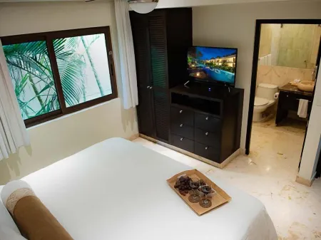 Oceanfront condo on beach w/ hot tub! Minutes walk to restaurants & bars! 2pools