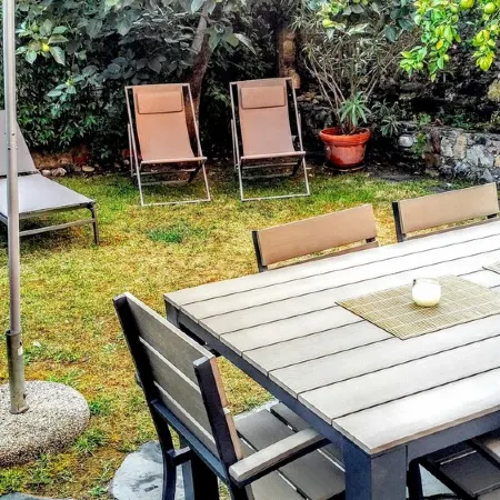 Idyllic air-conditioned apartment with private garden, by the sea