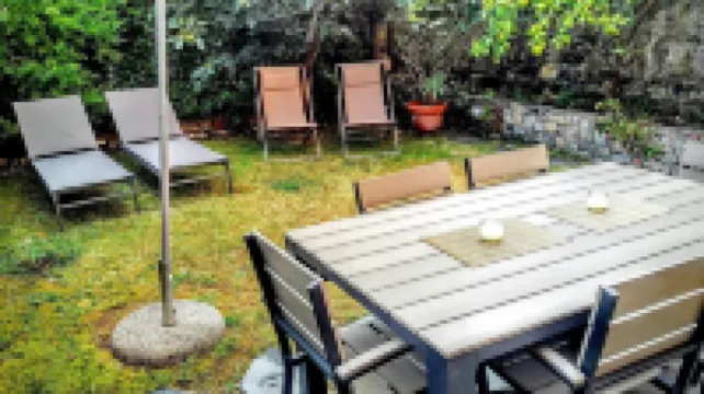 Idyllic air-conditioned apartment with private garden, by the sea