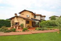 Nice little house near the beach with a nice garden. Air conditioning.