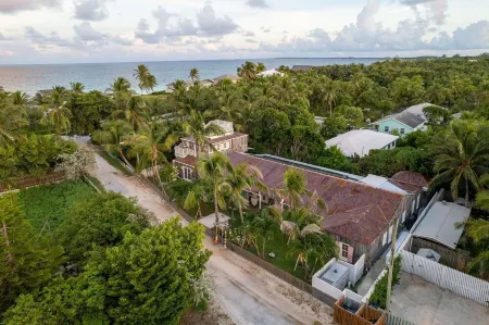 Newly Renovated Retro Designer Bungalow 200' from Beach w/ VW Bus Grill & Pool Отели в г. Данмор-Таун