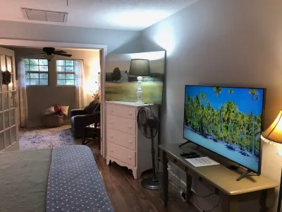 Charming Bungalow suite in Peaceful Sea Palms Hotels in der Nähe von Fort Frederica National Monument