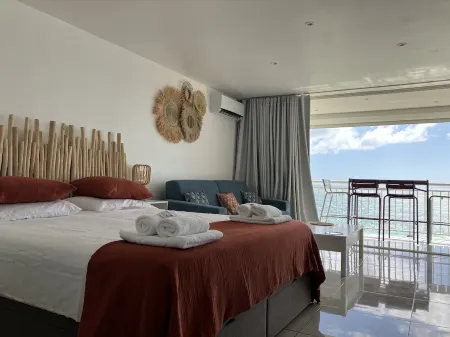 Studio Ocean Sunrise, breathtaking sea view, swimming pool on Orient Bay beach