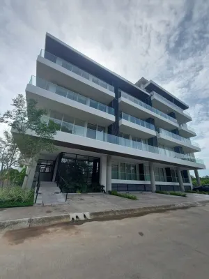 Condo in Central Fluvial/Versalles. Minutes from the airport and all amenities.