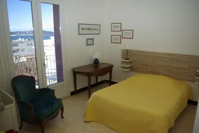 For six people, 1st floor of villa, sea view apartment of 80m2