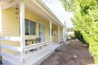Cosy and historic 2-bedroom apartment. 5kms from Castlemaine. 2kms from Calder. Hotels near XXXX Antique Complex