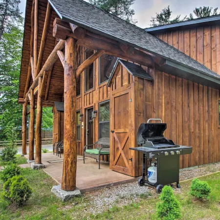 Timber Home Walk to Slopes and N Conway Shops!