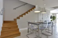 Condo 3 minute walk to palm beach and restaurants