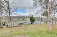 Apt w/ Lake Views - Day Trip to Virginia Tech! Hotels in Massie