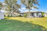 Private Yard & Screened Patio: Sunny Sebastian Gem - 2-Sterne