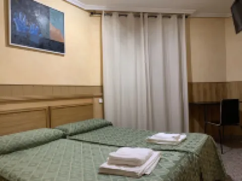 Hostal Juan XXIII サン・セバスティアン・デ・ロス・レイエスのホテル