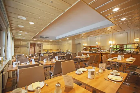 Hotel Waldhorn Отели в г. Айдлинген