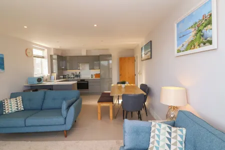 7 Warren Edge Close