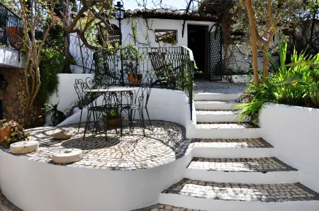 Uma Casa a Beira Sol Отели рядом с достопримечательностью «Ponta da Piedade Lighthouse»