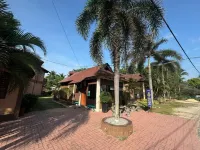 Mersing Beach Resort Các khách sạn ở Penyabong