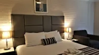 Hibiscus Lakeside Motel Hotels in Toukley