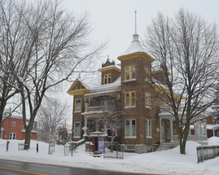 Le 100 St-Laurent Hotels in Maskinonge