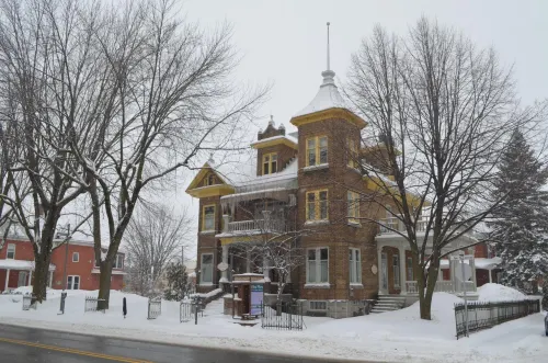 Le 100 St-Laurent Hotels in Saint-Paulin