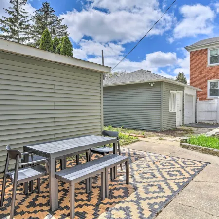 Spacious Oak Park Home, 11 Mi to Downtown Chicago!