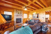 Sensational Sunset! Sevierville Home w/ Hot Tub - spa