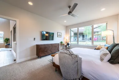 Modern Mountain Golf/Ski/Lake Retreat w/ Hot Tub