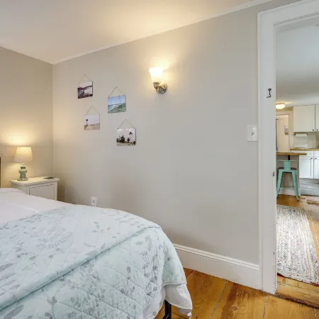 1 Mi to Ferry Sea Street Cottage in Hyannis