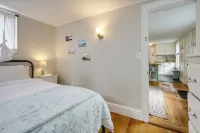 1 Mi to Ferry Sea Street Cottage in Hyannis