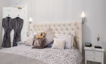 Marks at the Manor Luxury Riverside Apartments - Sleeps up to 4, with Parking and Sky TV