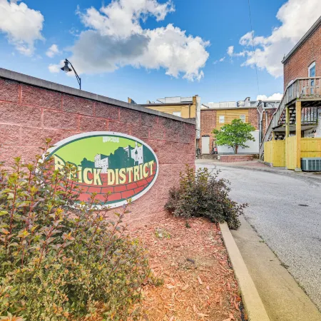 Pet-Friendly Downtown Fulton Apt w/ Smart TV!