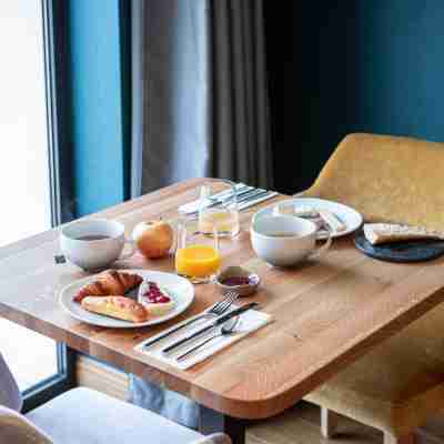 Ezia Dining/Meeting Rooms