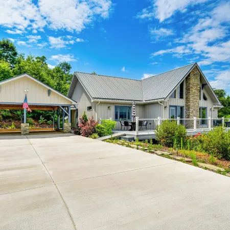 Nebo Home w/ Hot Tub: Wheelchair Accessible