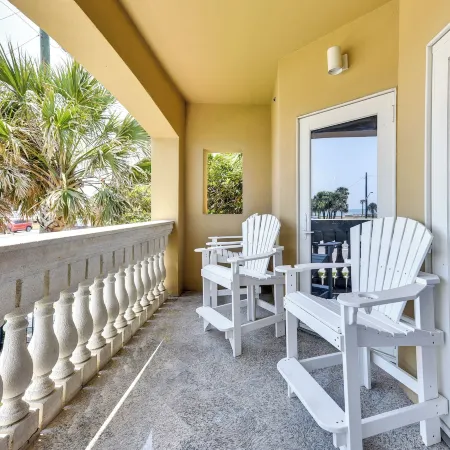 Pet-Friendly Fernandina Beach Condo Walk to Beach