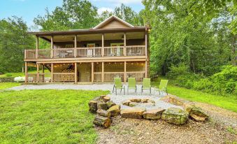 'Creekside Hideaway' w/ Fire Pit + Creek Access!