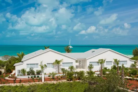 Coconut Beach Villa! Beachfront! Private Pool! Couples or Families! Great Value! Отели рядом с достопримечательностью «Turks and Caicos Island»