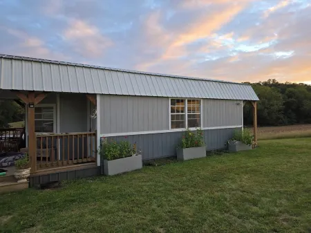 Escape to Nature - dog heaven near Katy Trail and I70.  80 acres, fire pit, wifi