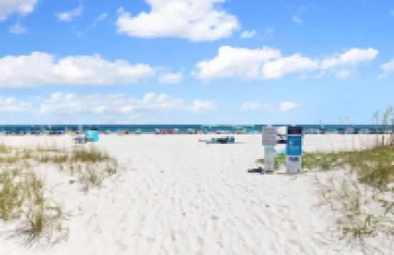 可通往海灘的兩卧室公寓，帶泳池，步行可至Hangout