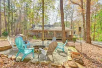 Secluded Hamilton Cabin Retreat w/ Private Lake! - parking
