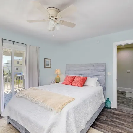 Beach Bliss: 4Br Beach Access Kayak Wi-fi 4 Bedroom Home by RedAwning
