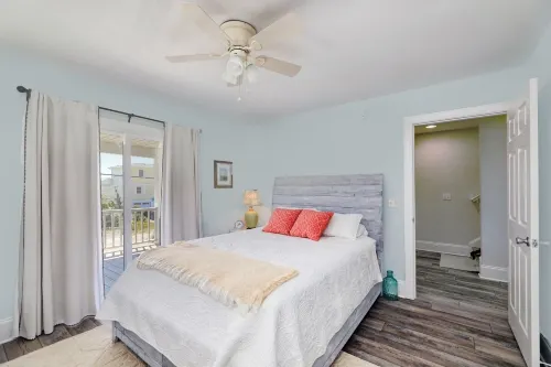 Beach Bliss: 4Br Beach Access Kayak Wi-fi 4 Bedroom Home by RedAwning