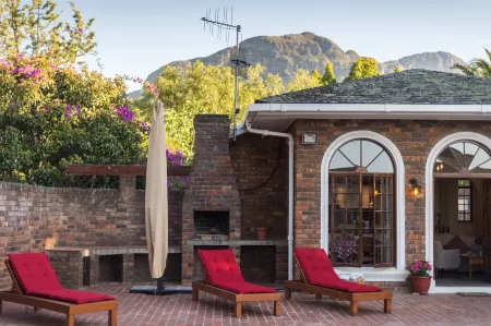 Boutique Villa Guesthouse Отели рядом с достопримечательностью «Contour Enviro Group»