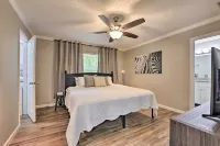 강 가에 위치한 Serene Live Oak Home 및 Fire Pit과 함께 Sosmp! - 무료 와이파이