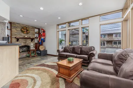 Crossroads Inn & Suites