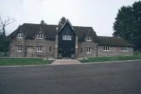 Cwrt Bleddyn Hotel Отели в г. 