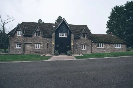 Cwrt Bleddyn Hotel Отели в г. Ллантризант Фор
