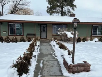 2 min from rt 66- hot tub-firepit-bocceball-bbq Hotels near Safeway