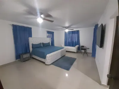 4 bedroom house with private pool Hotels in 