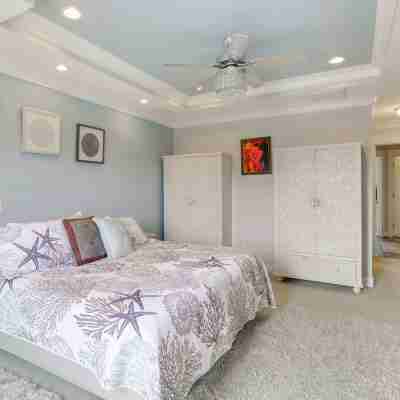 Walk to Ocean: Group Getaway in Virginia Beach! Rooms