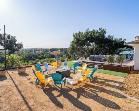 Vibrant 3.5-acre Paso Escape with Pool, Hot Tub & Views! Hoteles en Templeton