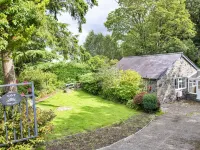 Nant Cottage Hotels in Caerhun