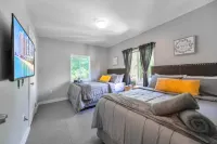 Stylish Duplex with Open Layout and Parking - Inviting Modern Escape Hotels in Mimo